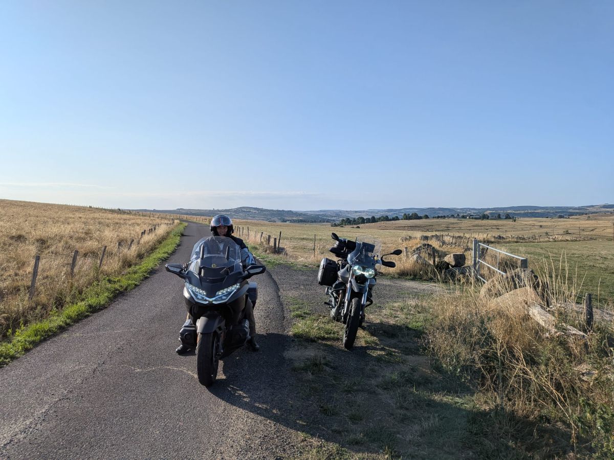 MotoTripAI-roadtrip-cantal-01 MototripAI Cantal 2026 : Goldwing et 85 Travel